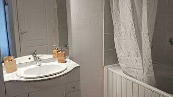 Sèche-cheveux, serviettes fournies, savon, papier toilette