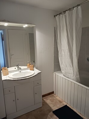 Secadora de cabello, toallas, jabón, papel de baño
