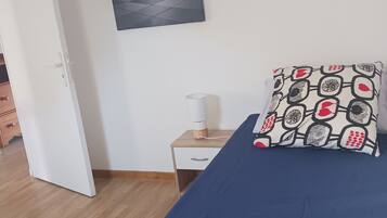 4 chambres, bureau, fer et planche à repasser, lit parapluie