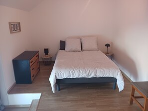 4 bedrooms, desk, iron/ironing board, travel cot