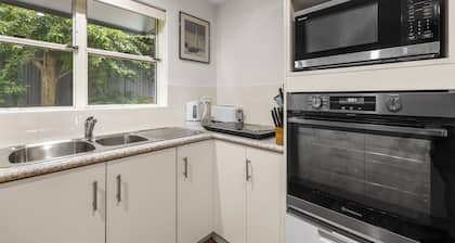 Pelican Pad - Full Linen * Air Cond * Fantastic Location * BBQ * Wifi *