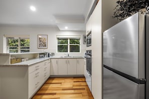 Fridge, microwave, oven, stovetop - Pelican Pad - Air Cond * Fantastic Location * BBQ * Wifi * (South west rocks)