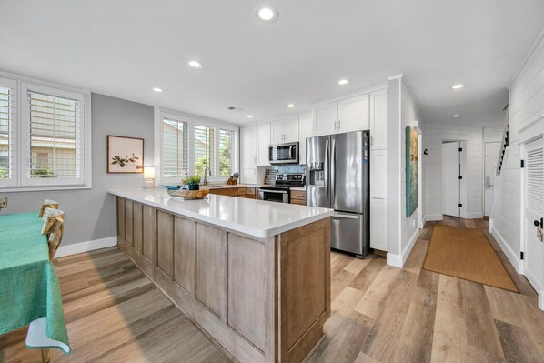 Jääkaappi, mikroaaltouuni, uuni, liesi