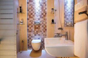 Dusj, hårføner, håndklær og såpe