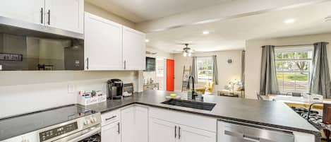 House (3 Bedrooms) | Interior