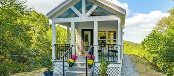 Franklin Cottage: Deck w/ Blue Ridge Mtn Views!