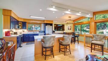 House (5 Bedrooms) | Interior