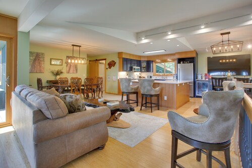 Puget Sound Views, 8.5 Acres! Luxury Outdoor Oasis