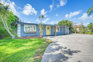 A single-story house with a front yard, a driveway, and a clear blue sky. - 10 Mi to Bonita Beach: Pet-friendly Home w/ Yard! (Bonita Springs)