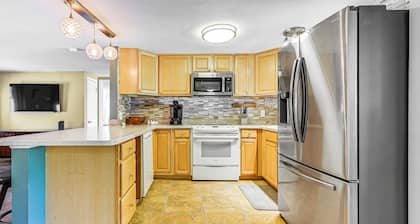 10 Mi to Bonita Beach: Pet-friendly Home w/ Yard!