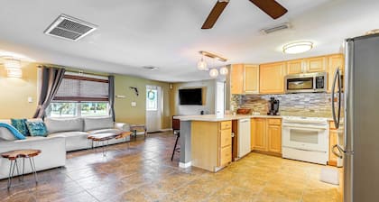 10 Mi to Bonita Beach: Pet-friendly Home w/ Yard!