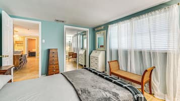 3 bedrooms, laptop workspace, iron/ironing board, bed sheets