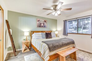 House (3 Bedrooms) | Interior - 1 Mi to Pine Mountain Lake Marina: Yosemite Cabin! (Groveland)