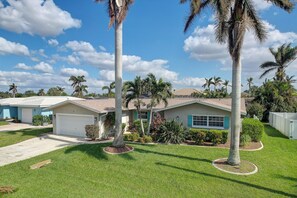 House (3 Bedrooms) | Interior - Canal-front Home w/ Lanai in Cape Coral! (Cape Coral)