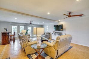 House (3 Bedrooms) | Interior - Canal-front Home w/ Lanai in Cape Coral! (Cape Coral)