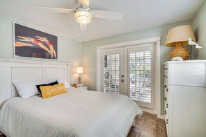 House (3 Bedrooms) | Interior - Canal-front Home w/ Lanai in Cape Coral! (Cape Coral)