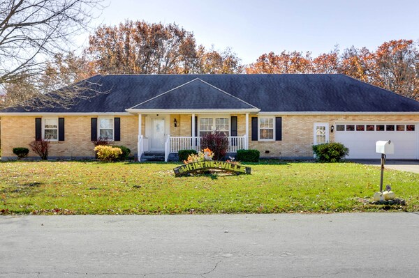 Charming Paris Home W/ Porch: Hunt + Unwind! - Missouri