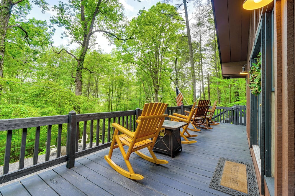 'bear Acres Getaway' Cabin w/ Deck in Townsend! - Tremont, TN