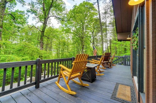 'bear Acres Getaway' Cabin w/ Deck in Townsend!