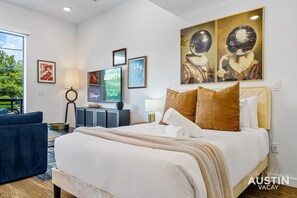 1 bedroom, desk, iron/ironing board, free WiFi - Vibrant Austin Studio | Balcony + Parking + Wi-Fi (Austin)