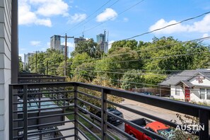 Property grounds - Vibrant Austin Studio | Balcony + Parking + Wi-Fi (Austin)