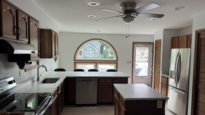 Coffee/tea maker, fridge, microwave, oven - SHORT WALK TO BEACH, QUIET RESIDENTIAL NEIGHBORHOOD (Ocean City)