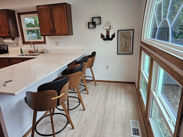 Kylskåp, mikrovågsugn, ugn och spishäll