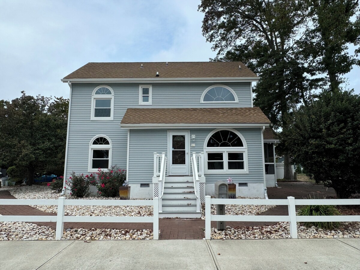 SHORT WALK TO BEACH, QUIET RESIDENTIAL NEIGHBORHOOD