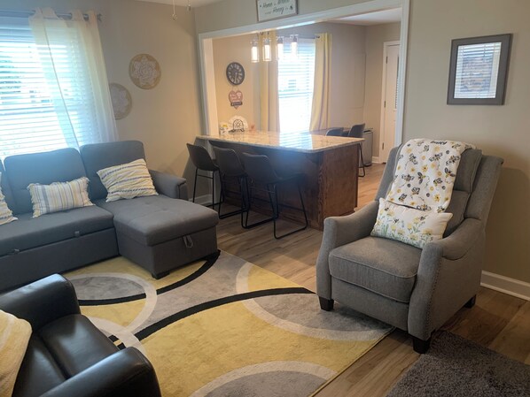 Smart TV - Welcome To Our Hive! (Biloxi)