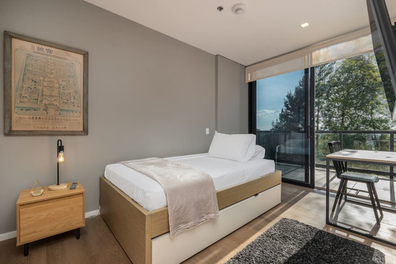 2 makuuhuonetta, työpöytä, silitysrauta/-lauta, vauvan matkasänky