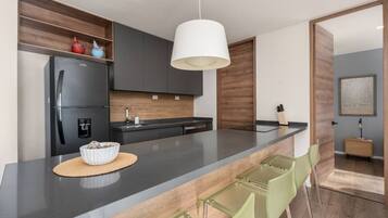 Een koelkast, een magnetron, een oven, een kookplaat