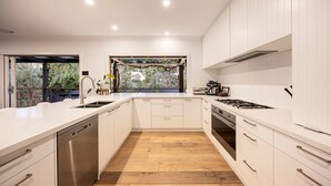 House | 5 bedrooms, high-speed internet - Galene Getaway Walk to Beach Pool Fire (Mount Martha)