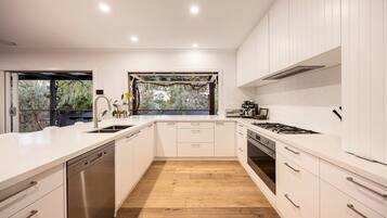 House | 5 bilik tidur, Internet