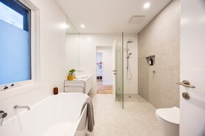 5 bedrooms, Internet - Galene Getaway Walk to Beach Pool Fire (Mount Martha)
