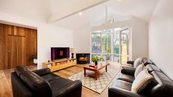 Casa | 5 quartos, acesso à internet de alta velocidade