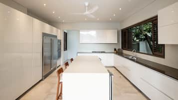 4 bedrooms, desk, Internet