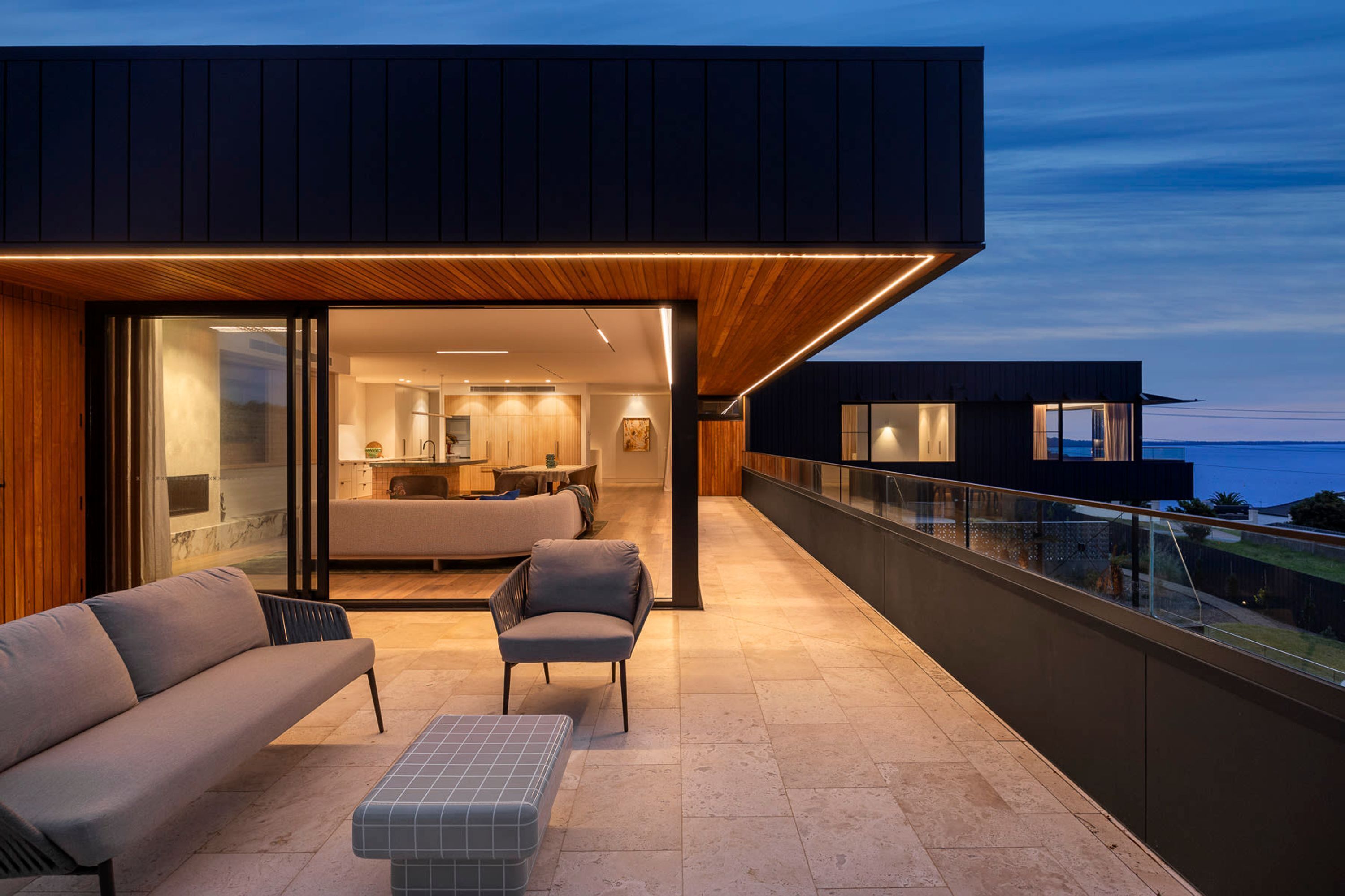 Een modern huis met een balkon, een keuken en een woonruimte met meubels.