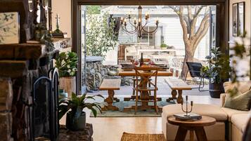 House | 6 bedrooms, desk, Internet