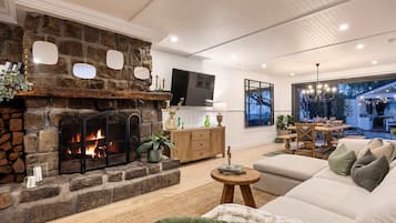 House | 6 bedrooms, desk, Internet