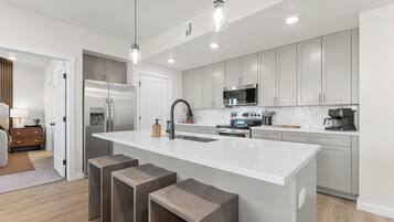 ثلاجة، ميكروويف، فرن، موقد طهي مسطح