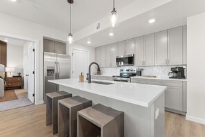 Frigorífico, microondas, horno y placa de cocina