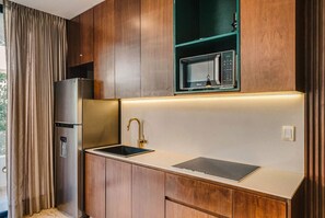 Fridge, microwave, stovetop, coffee/tea maker