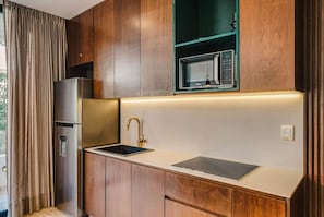 Kühlschrank, Mikrowelle, Herdplatte, Wasserkocher mit Kaffee-/Teezubehör