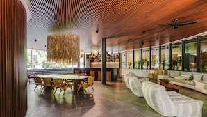 Un intérieur moderne comprenant un coin repas, un espace salon et une cuisine.