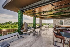 Outdoor dining - Central Sunrise Apt w SPA| Infinity Pool | Gym (Tulum)
