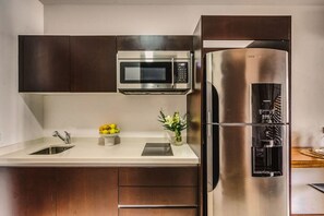 Refrigerador, microondas, parrilla de estufa y cafetera y tetera