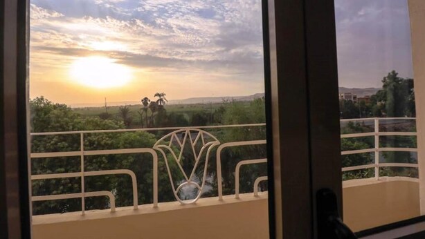 Ein Balkon mit Metallgeländer und einer verzierten Metallornamentik.
