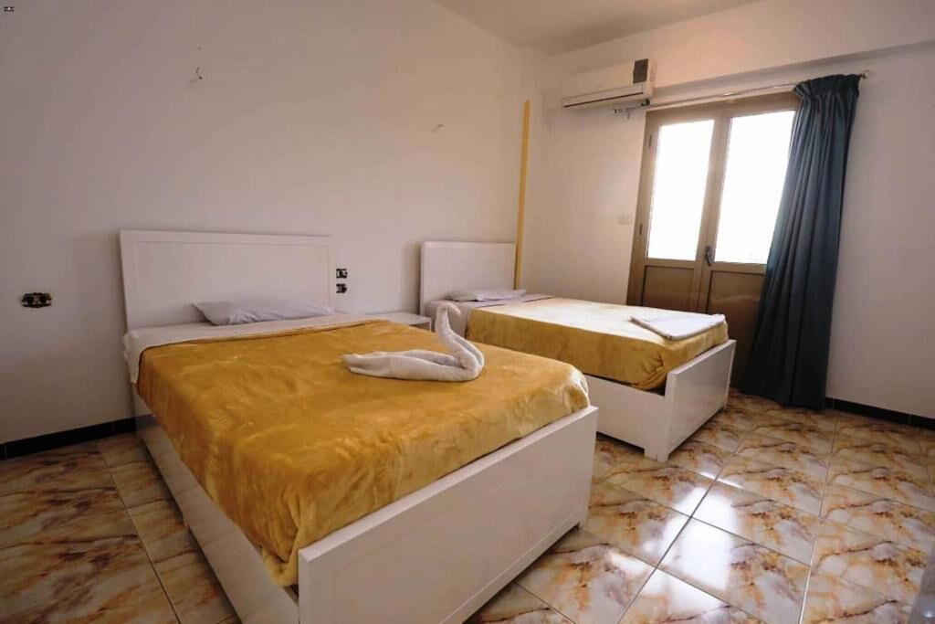 Oda | Kaliteli yatak takımı, güneşlik/perde, ücretsiz kablosuz İnternet 