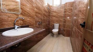 Badkar/dusch, bidé, handdukar och tvål