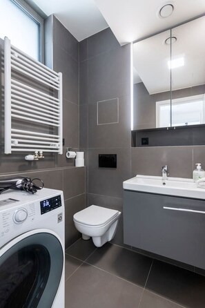 Douche, sèche-cheveux, serviettes fournies, savon